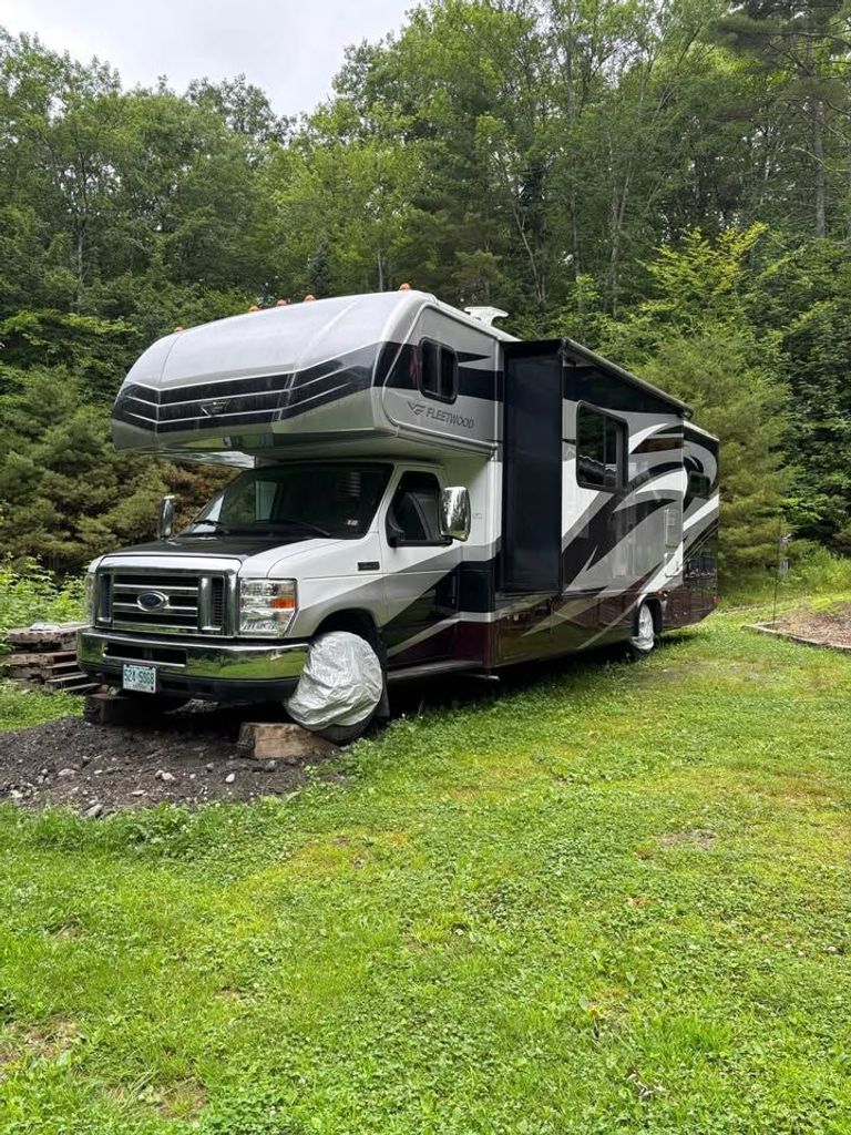 シオン 2013 Fleetwood Jamboree 31M - National Vehicle