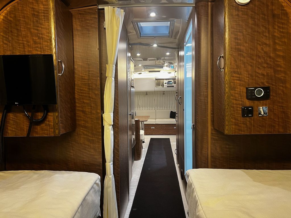 2020 Airstream Globetrotter 30RB Twin - National Vehicle