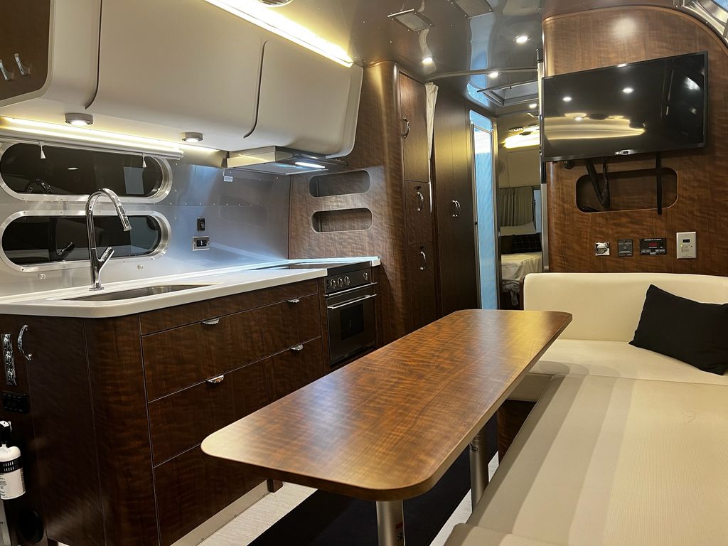 2020 Airstream Globetrotter 30RB Twin - National Vehicle