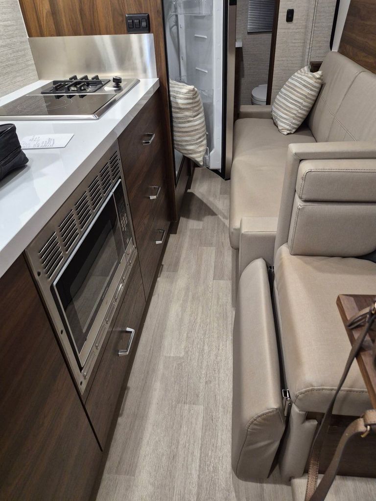 【新品】 peak 2021 Limited Edition ストーブ 2023 Winnebago Navion 24D - National Vehicle
