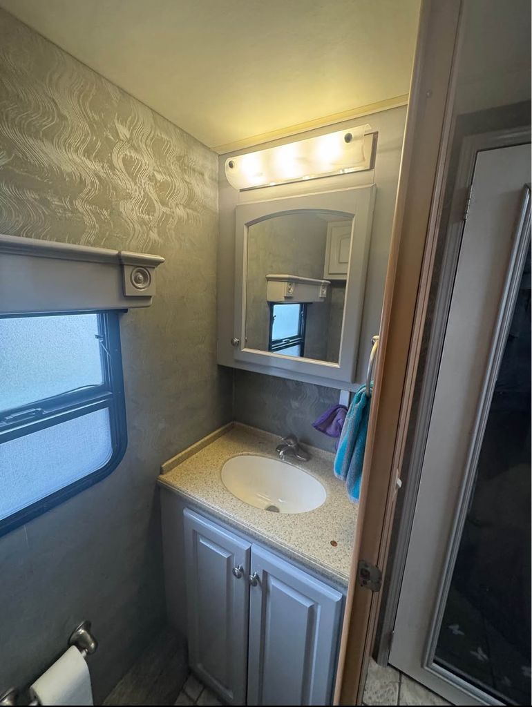 2005 Damon Tuscany 3974 - National Vehicle