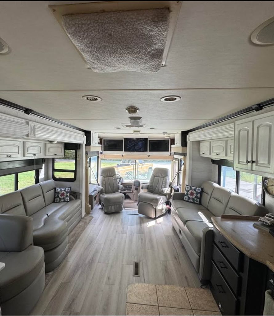 2005 Damon Tuscany 3974 - National Vehicle