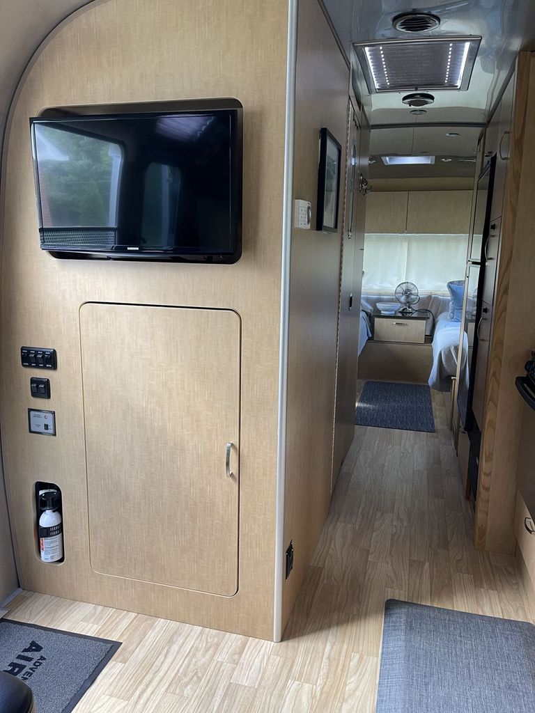 2016 Airstream Flying Cloud 26U - National Vehicle
