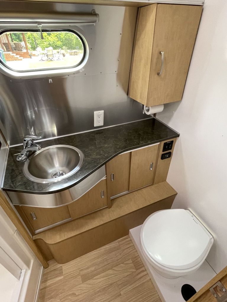 2016 Airstream Flying Cloud 26U - National Vehicle