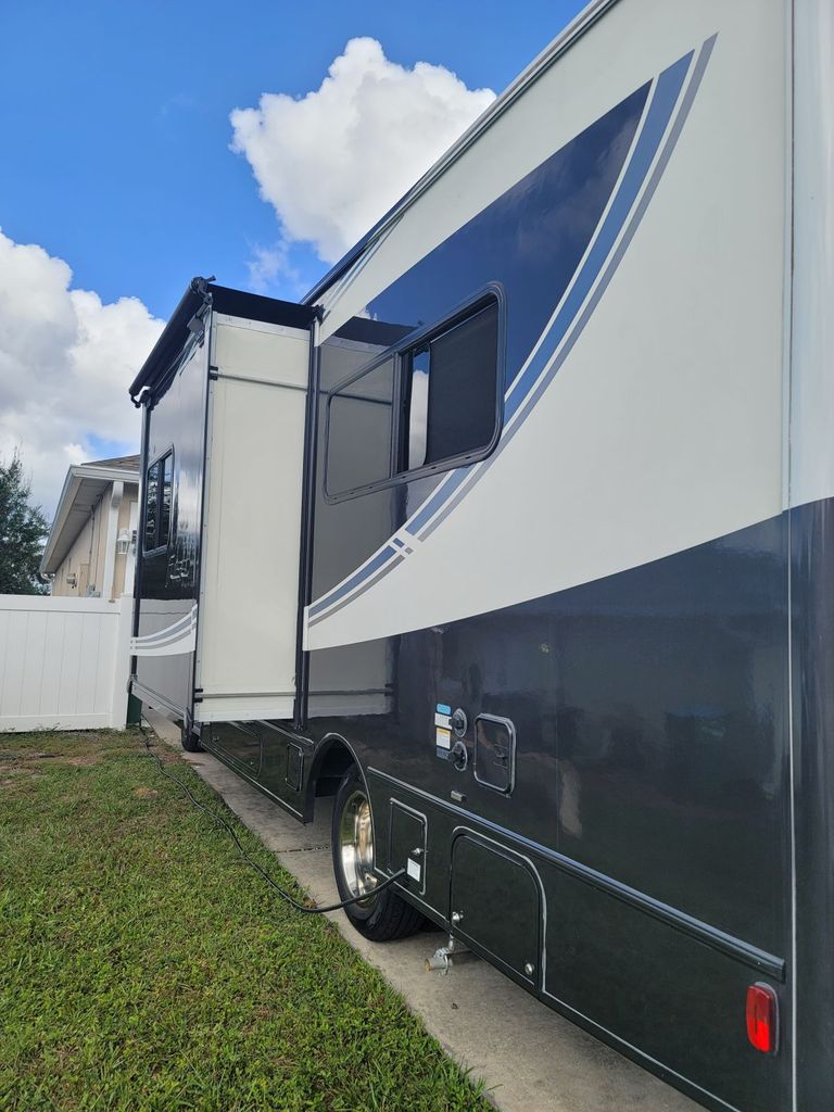 2018 Winnebago Fuse 23A - National Vehicle