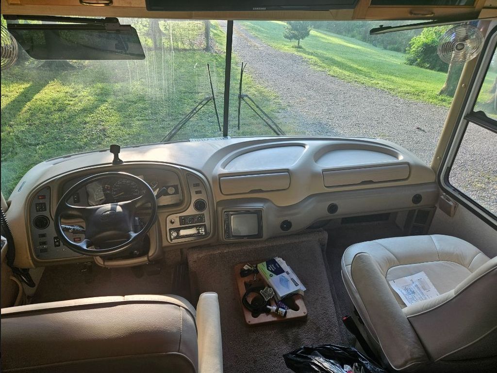 2002 National RV Dolphin 5342 - National Vehicle