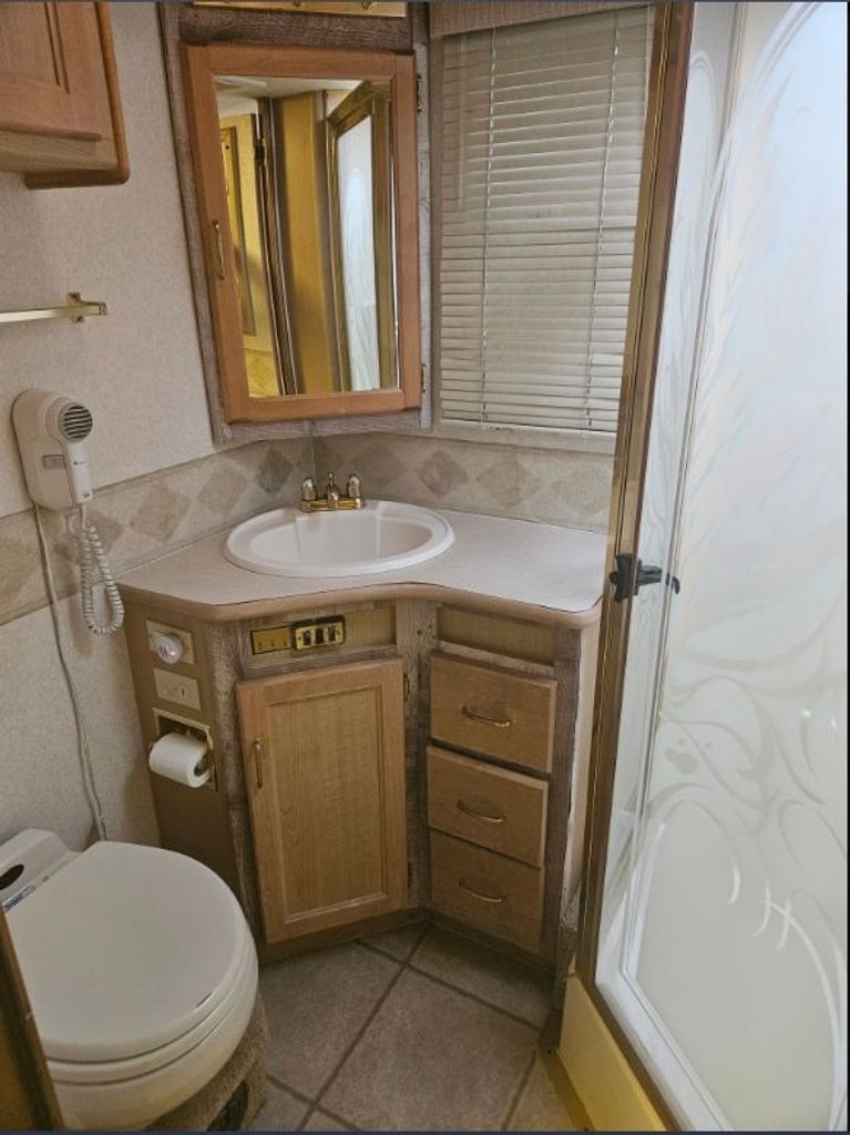 2002 National RV Dolphin 5342 - National Vehicle
