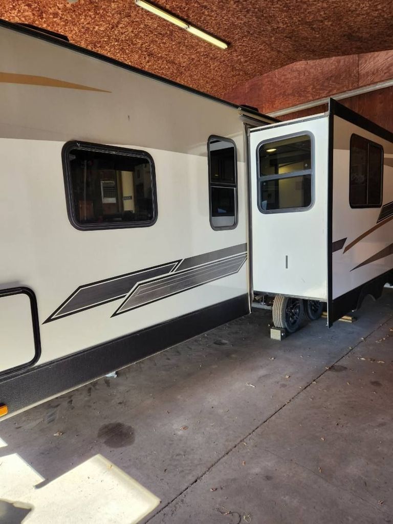 2021 Cruiser RV Radiance Ultra Lite 26 KB - National Vehicle