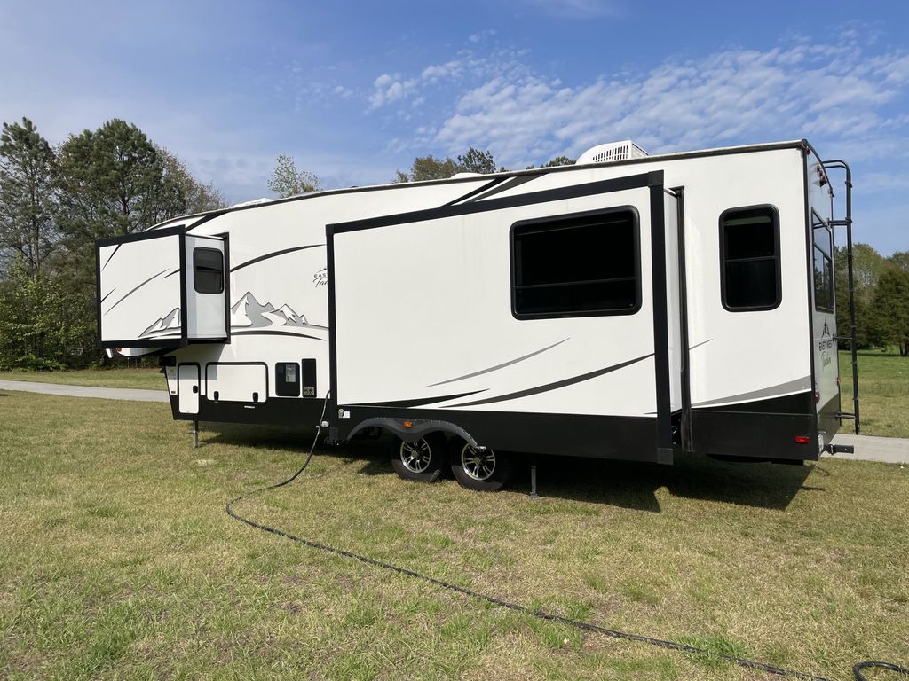 2022 East to West Tandara 321RL-OK - National Vehicle