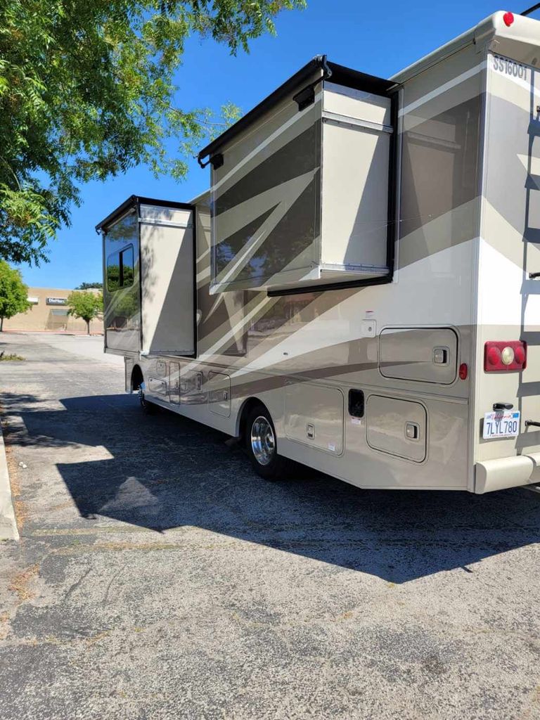 2016 Itasca Sunstar LX 27N - National Vehicle