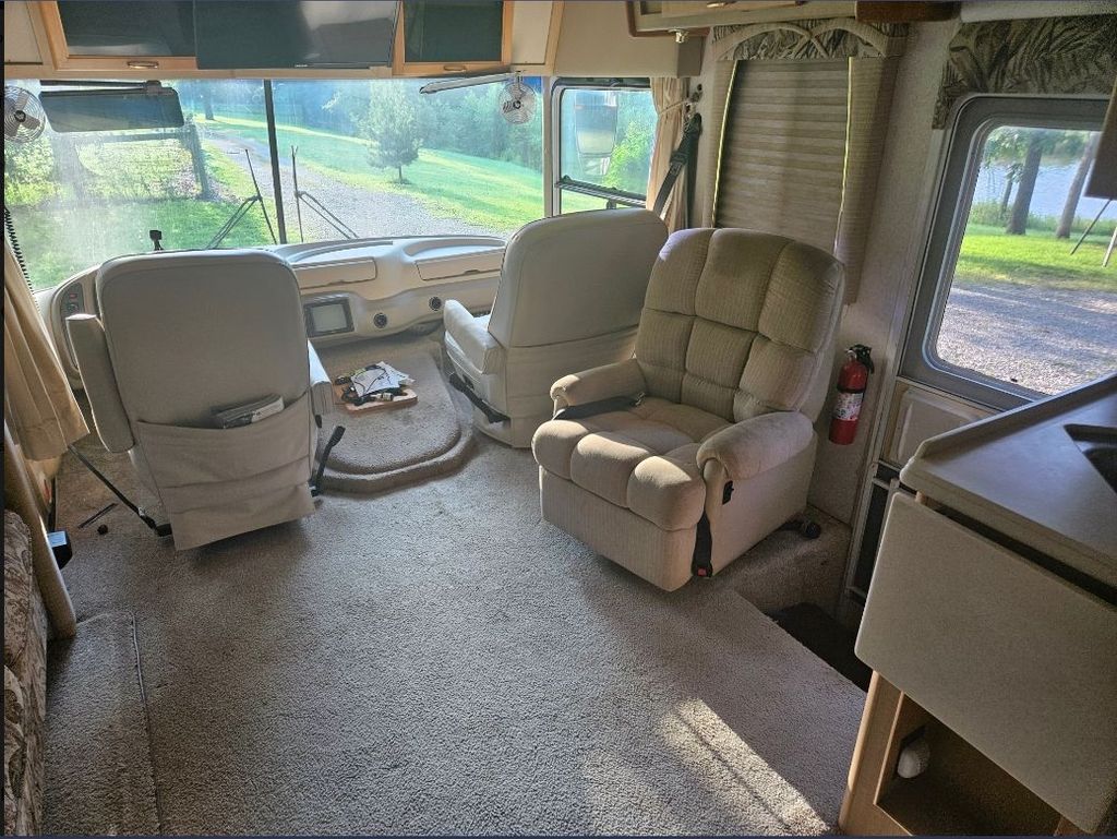 2002 National RV Dolphin 5342 - National Vehicle