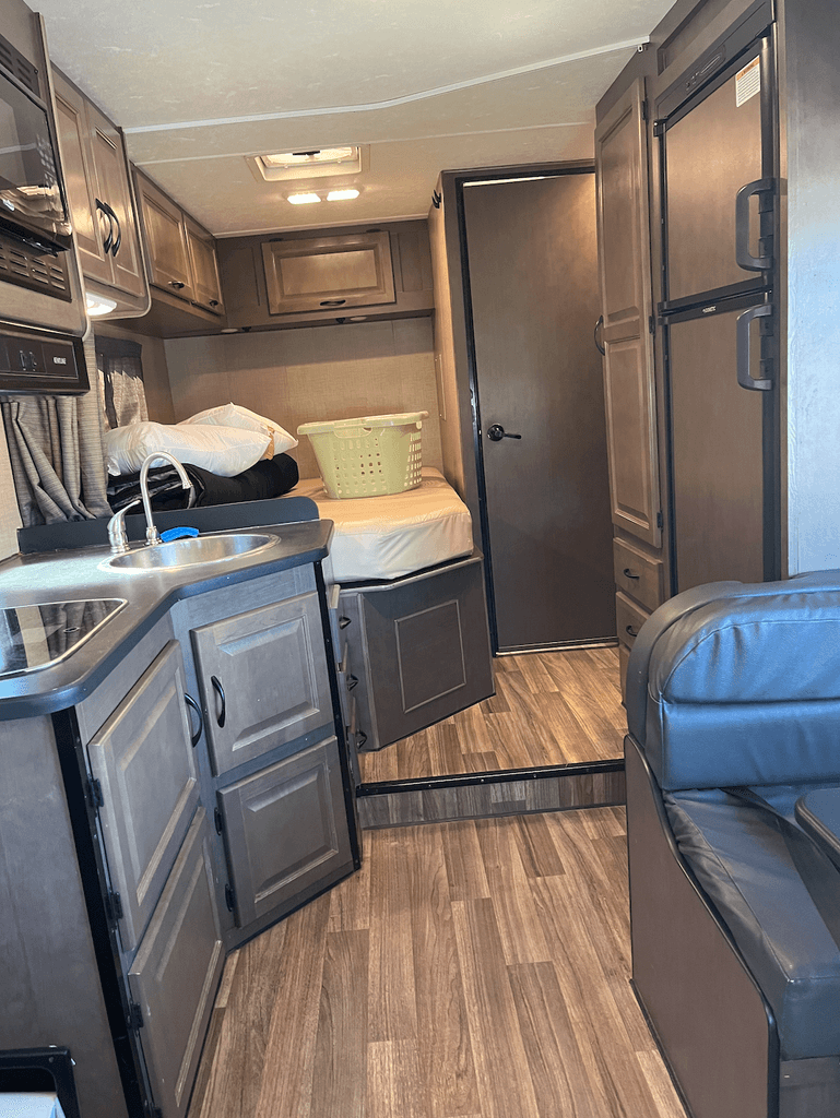 2019 Thor Motor Coach Majestic 23A - National Vehicle