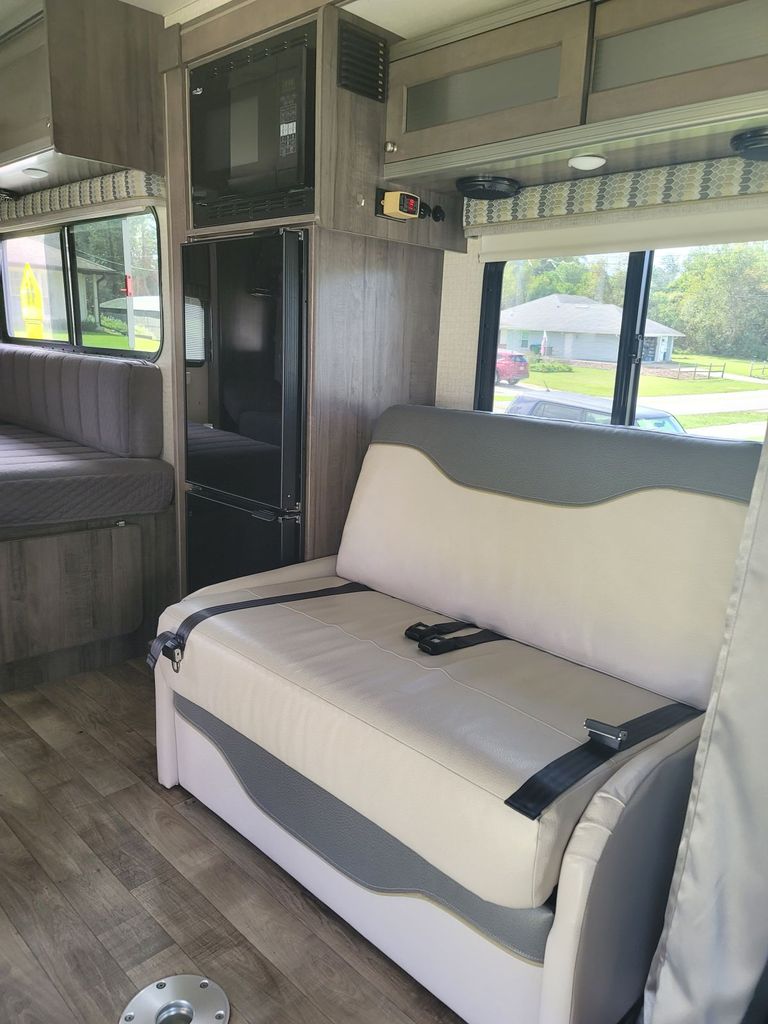 2018 Winnebago Fuse 23A National Vehicle