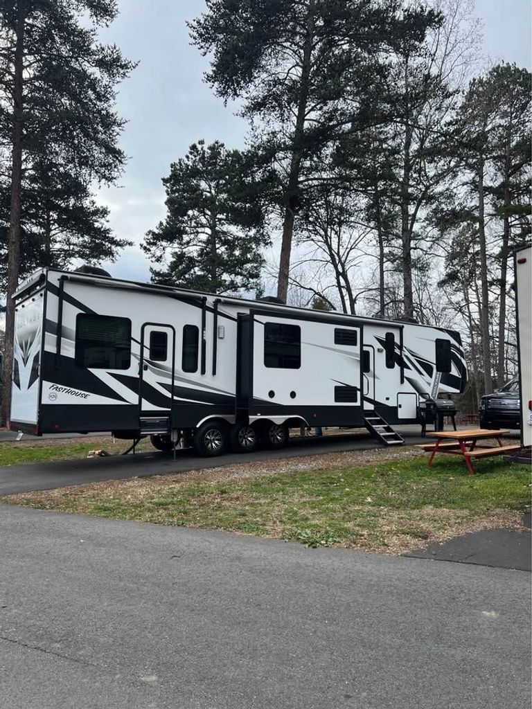 あち 2021 Dutchmen Voltage Toy Hauler 4075 - National Vehicle