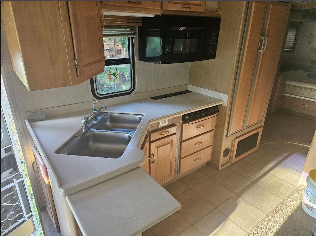 2002 National RV Dolphin 5342 - National Vehicle